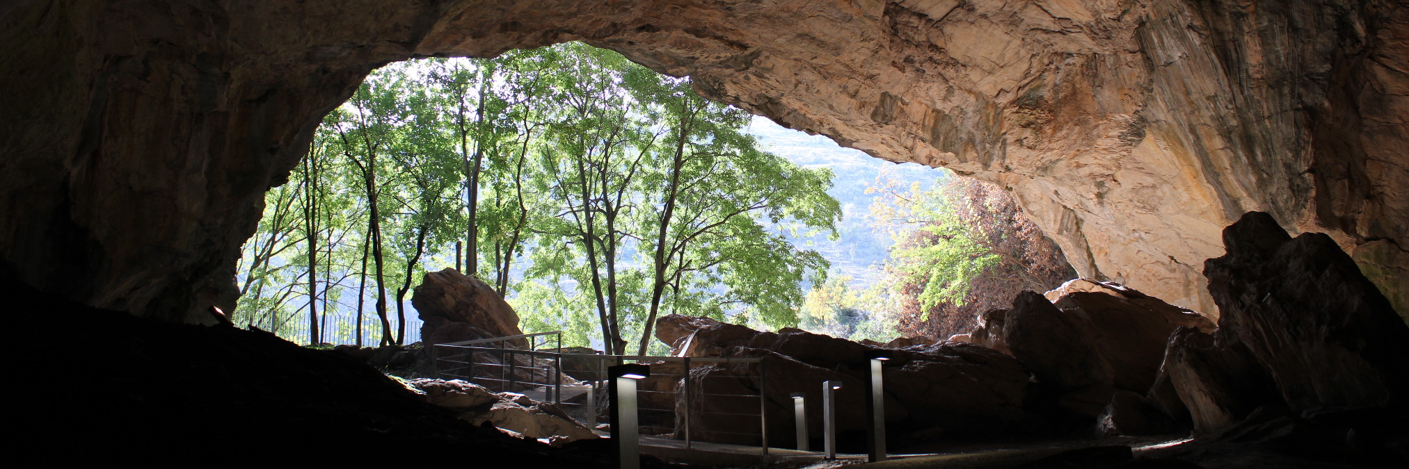 Пещера Равлича